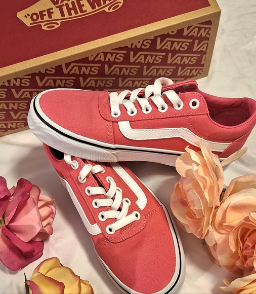 🎈🎈 VANS PINK & WHITE SNEAKERS - Picture 2 of 11